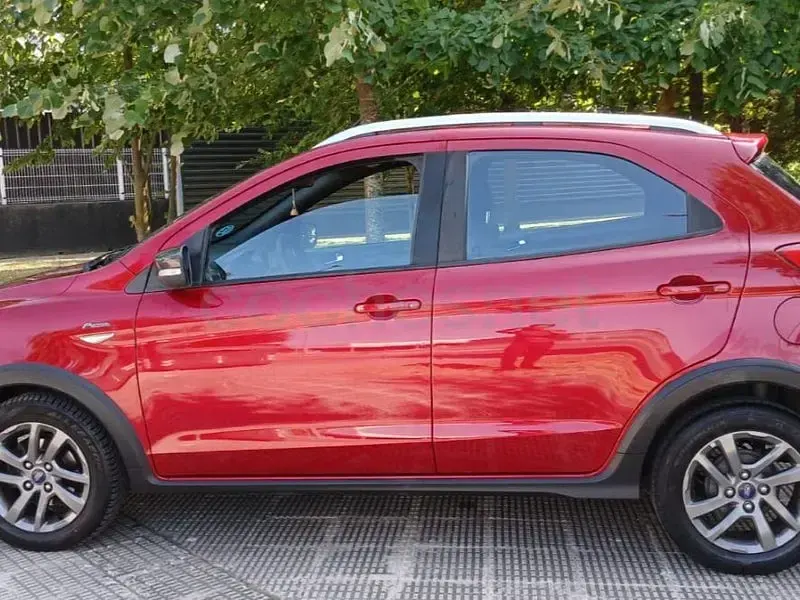 Usado Ford Ka Plus Ultimate 85 CV (62 kW) 2018 Granate Utilitario
