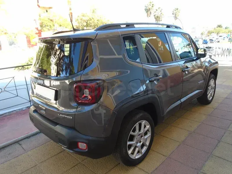 Usado Jeep Renegade Limited 140 CV (102 kW) 2020 Gris / plata SUV