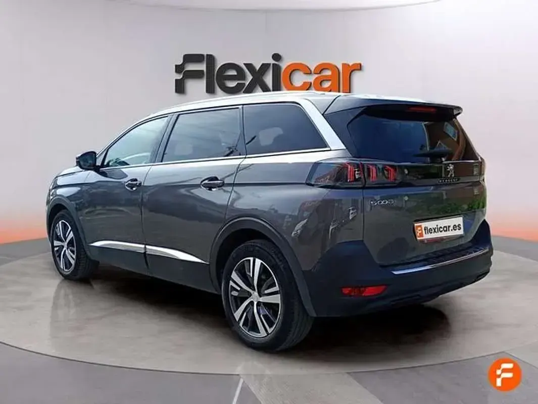 Usado Peugeot 5008 Allure 136 CV (100 kW) 2024 Gris SUV