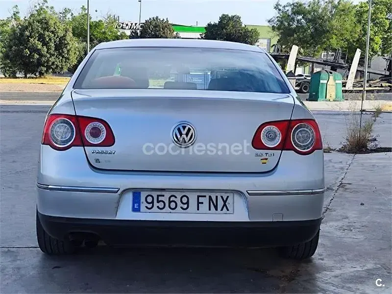 Usado VW Passat Highline 140 CV (102 kW) 2007 Gris / plata Berlina