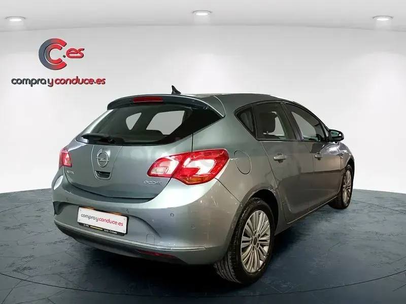Usado Opel Astra Selective 110 CV (80 kW) 2015 Gris / plata Berlina