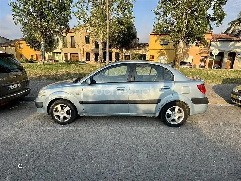 Usado Kia Rio EX 110 CV (80 kW) 2005 Gris / plata Berlina