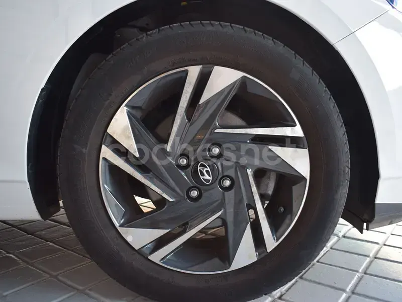 Usado Hyundai i20 100 CV (73 kW) 2022 Gris / plata Utilitario