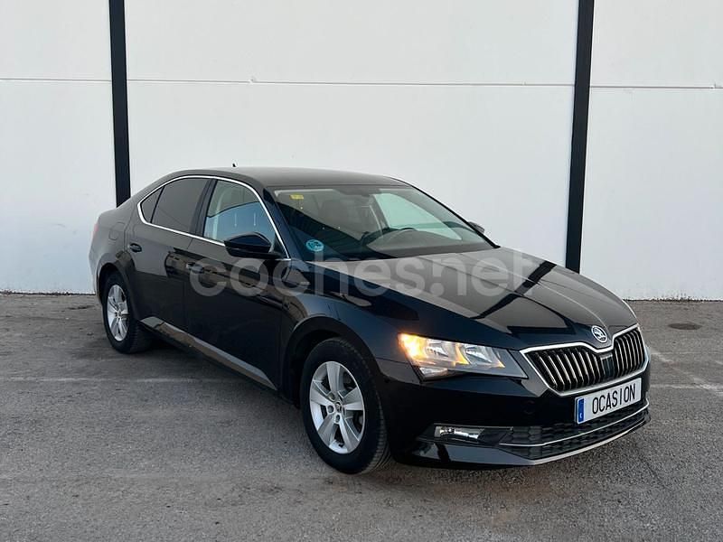 Usado Skoda Superb Active 150 CV (110 kW) 2018 Negro Berlina