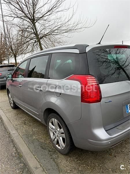 Usado Peugeot 5008 Style 120 CV (88 kW) 2015 Gris / plata Monovolumen