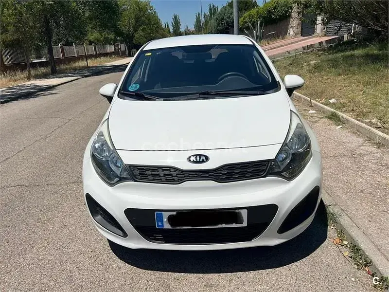 Usado Kia Rio 85 CV (62 kW) 2014 Blanco Berlina