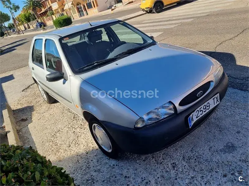 Usado Ford Fiesta Studio 75 CV (55 kW) 1996 Gris / plata Utilitario