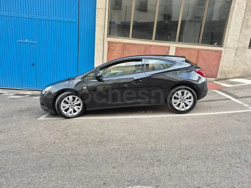 Usado Opel Astra GTC Selective 140 CV (102 kW) 2014 Negro Berlina