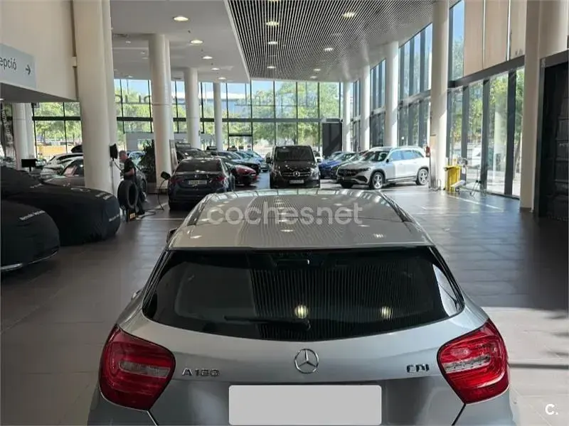 Usado Mercedes A180 AMG line 109 CV (80 kW) 2015 Gris / plata Utilitario