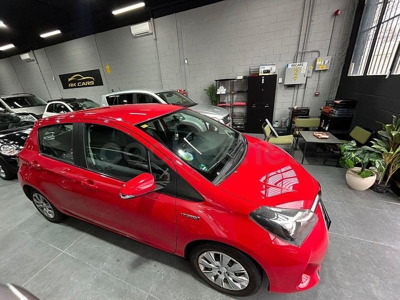 Usado Toyota Yaris Hybrid Active 100 CV (73 kW) 2015 Rojo Berlina