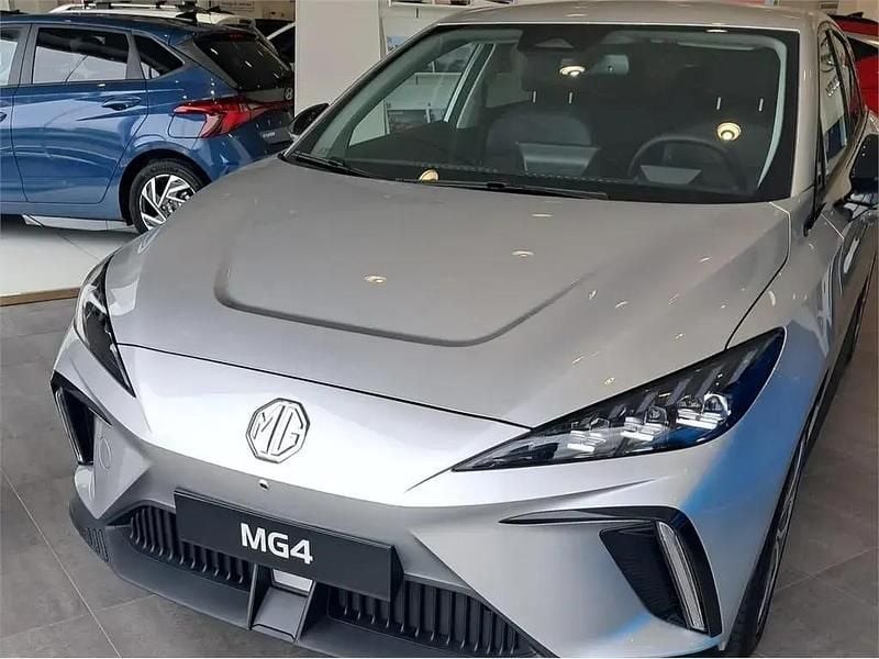 Ny MG MG4 EV Luxury 150 kW (204 HK) 2025 Vit Halvkombi