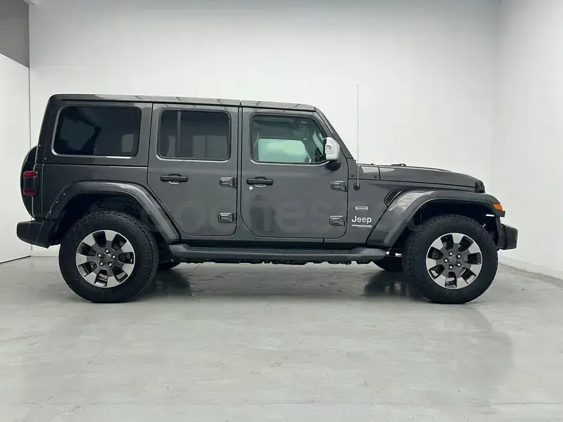Usado Jeep Wrangler Unlimited Sahara 200 CV (147 kW) 2018 Gris / plata SUV