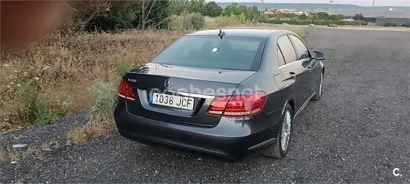 Usado Mercedes E220 Elegance 170 CV (125 kW) 2015 Gris / plata Berlina