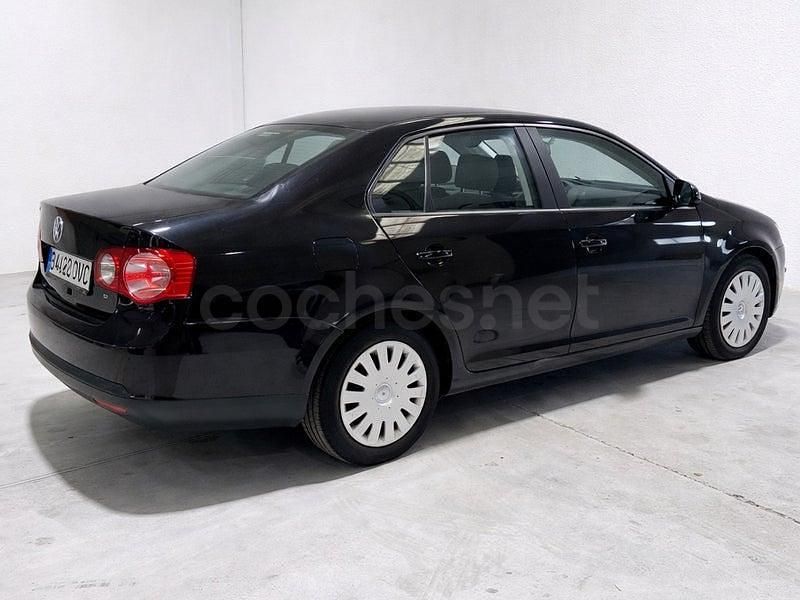 Usado VW Jetta Trendline 105 CV (77 kW) 2006 Negro Berlina