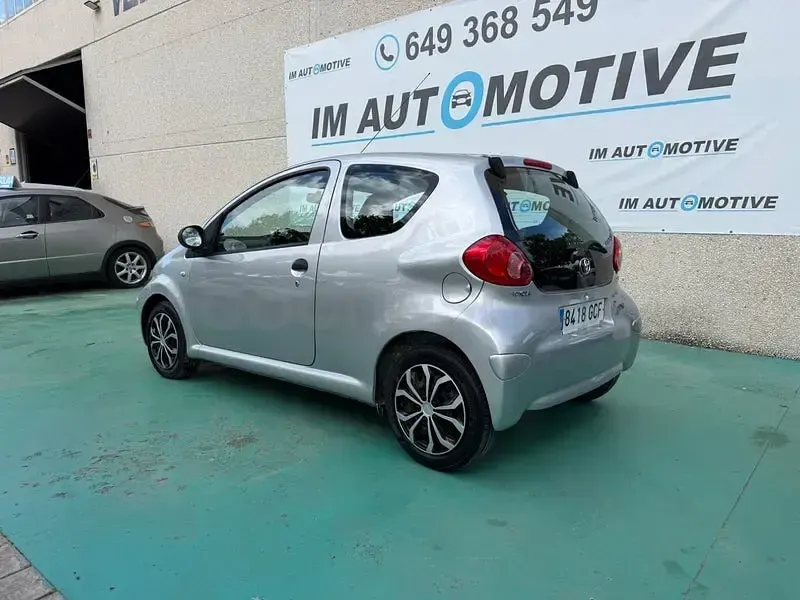 Usado Toyota Aygo 68 CV (50 kW) 2008 Gris / plata Utilitario