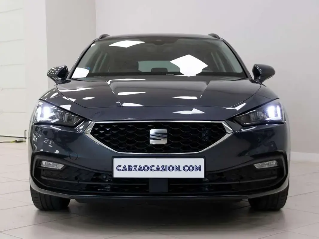 Usado Seat Leon Style 110 CV (80 kW) 2023 Gris Utilitario