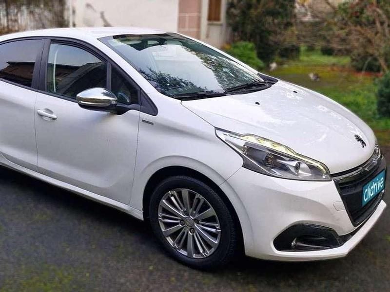 Usado Peugeot 208 Allure 82 CV (60 kW) 2017 Blanco Utilitario