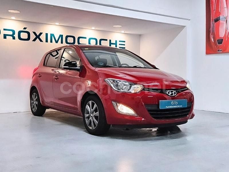 Granate Usado 2014 Hyundai i20 GO! Berlina | 7890 € (Precio justo) - Imagen 1/4