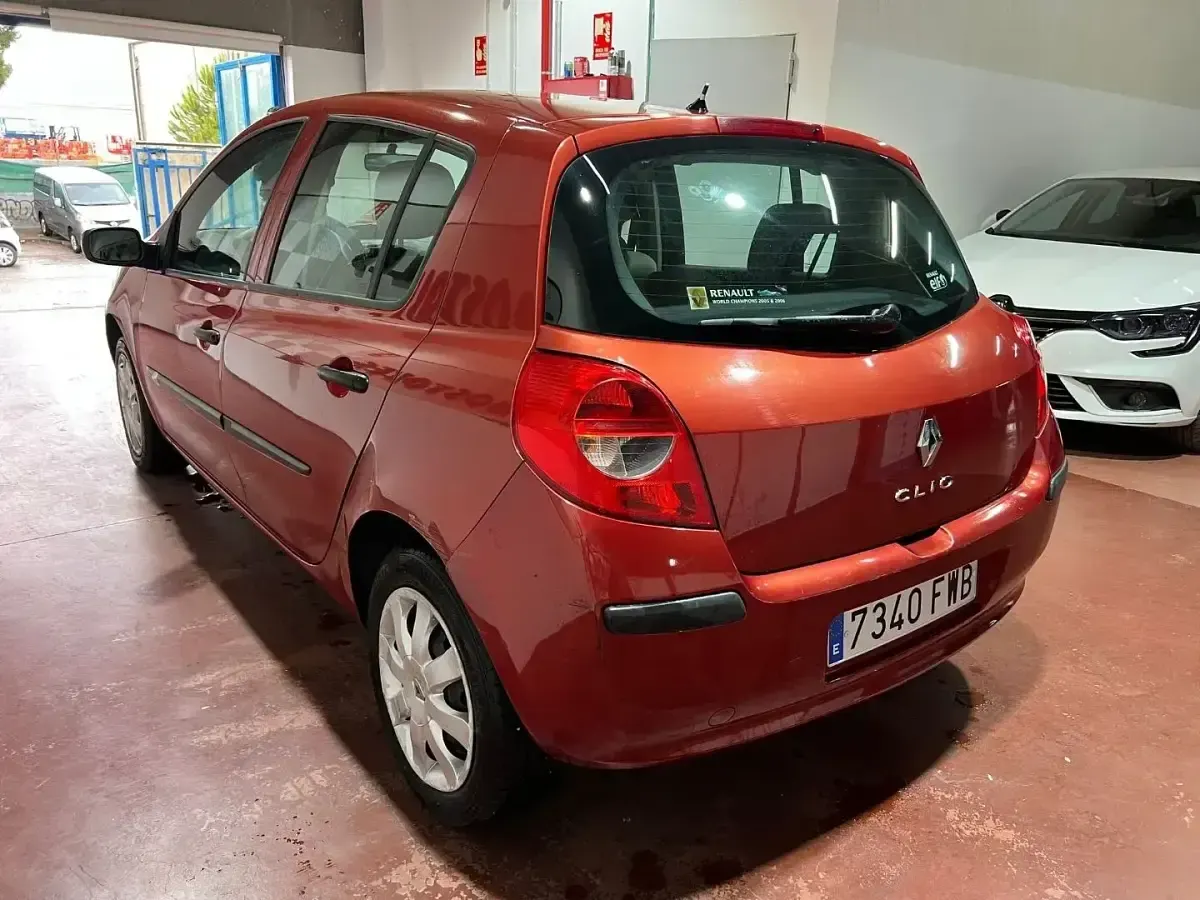 Usado Renault Clio II Business 85 CV (62 kW) 2007 Rojo Berlina