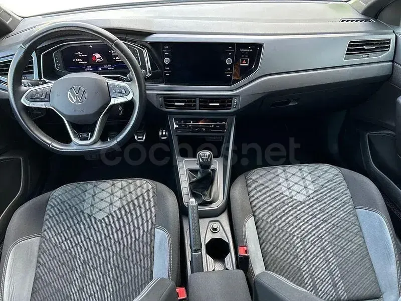 Usado VW Polo R-line 95 CV (69 kW) 2022 Gris / plata Utilitario