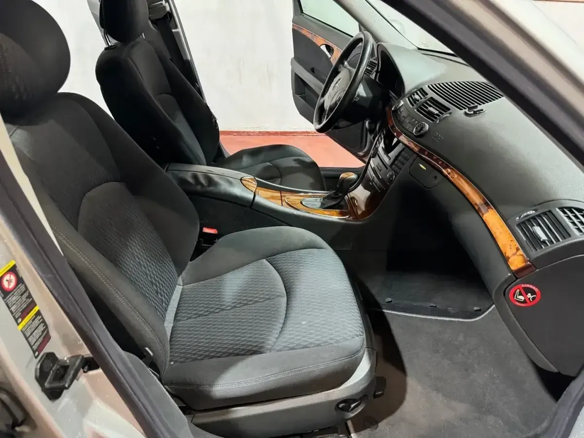 Usado Mercedes E320 Elegance 204 CV (150 kW) 2003 Gris / plata Berlina