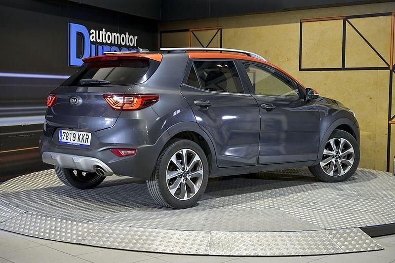 Usado Kia Stonic 110 CV (80 kW) 2018 Gris / plata SUV