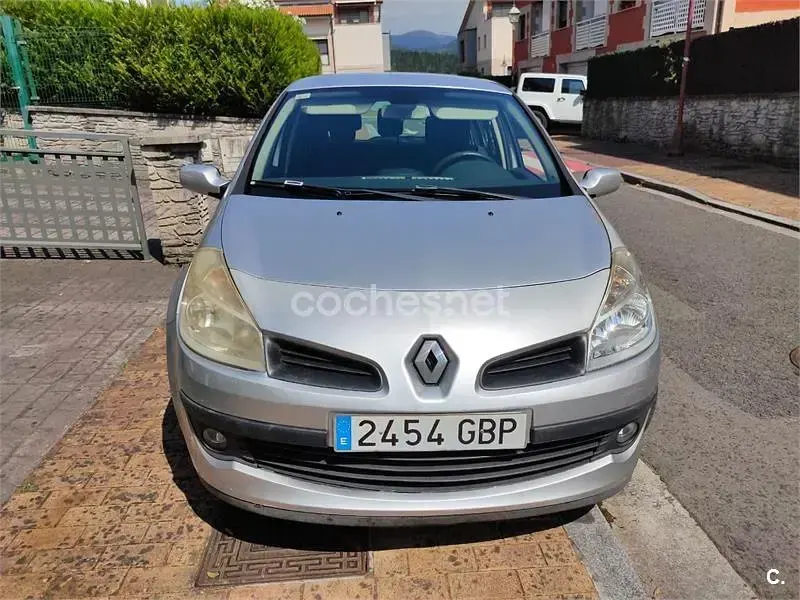 Usado Renault Clio II Dynamique 85 CV (62 kW) 2008 Gris / plata Berlina