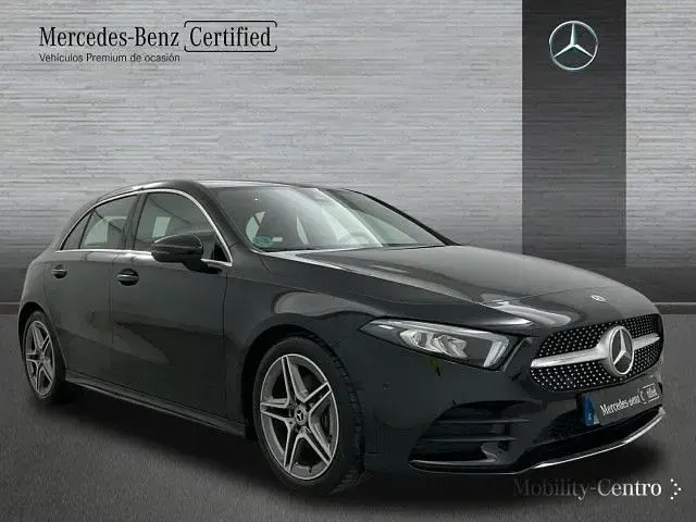 Usado Mercedes A180 AMG line 116 CV (85 kW) 2022 Nachtschwarz  unilack Berlina