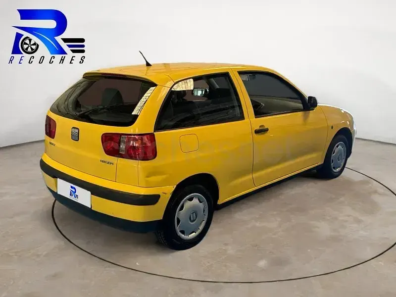 Usado Seat Ibiza Stella 60 CV (44 kW) 2001 Amarillo Utilitario
