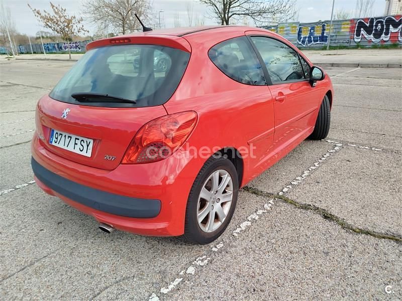 Usado Peugeot 207 90 CV (66 kW) 2007 Rojo Berlina
