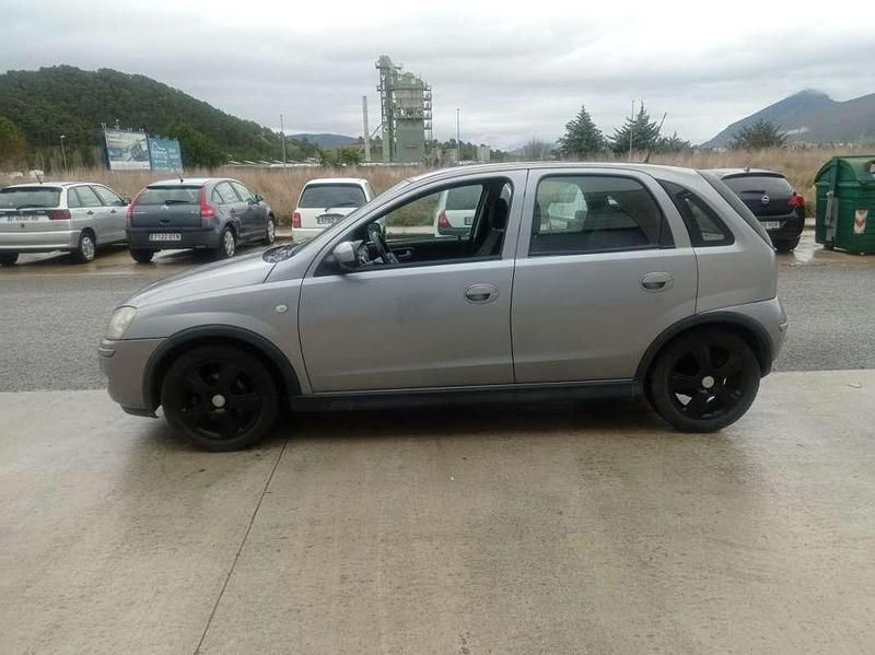 Usado Opel Corsa Essentia 69 CV (50 kW) 2005 Plateado Utilitario