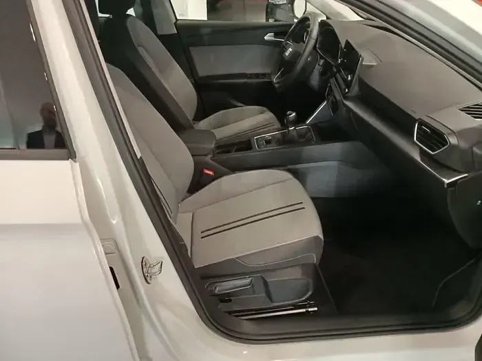 Usado Seat Leon Style 130 CV (95 kW) 2022 Blanco Familiar