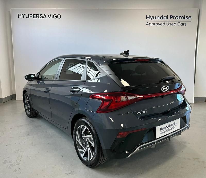 Usado Hyundai i20 100 CV (73 kW) 2024 Gris/plata Utilitario