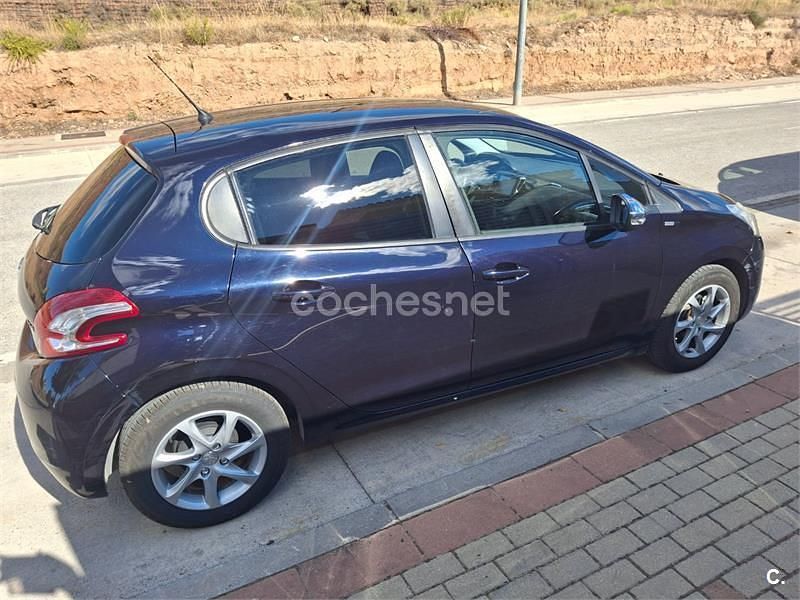 Usado Peugeot 208 Style 82 CV (60 kW) 2015 Negro Utilitario