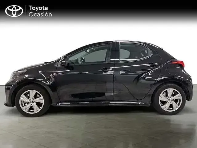 Usado Toyota Yaris Hybrid Active 116 CV (85 kW) 2025 Negro Berlina
