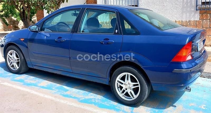 Begagnad Ford Focus Ghia 100 HK (73 kW) 2004 Blå Sedan