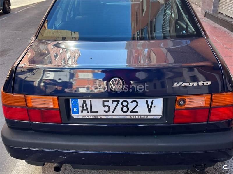 Usado VW Vento 64 CV (47 kW) 1994 Azul Berlina