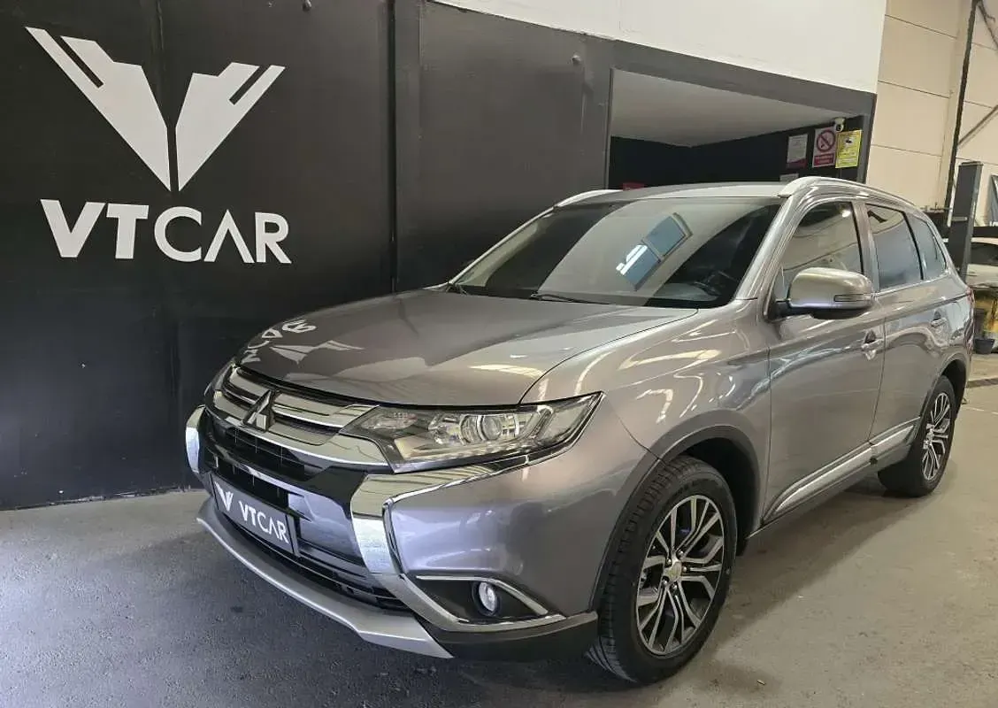 Usado Mitsubishi Outlander Motion 150 CV (110 kW) 2017 Gris SUV