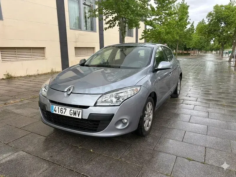 Usado Renault Mégane Dynamique 105 CV (77 kW) 2010 Gris / plata Berlina