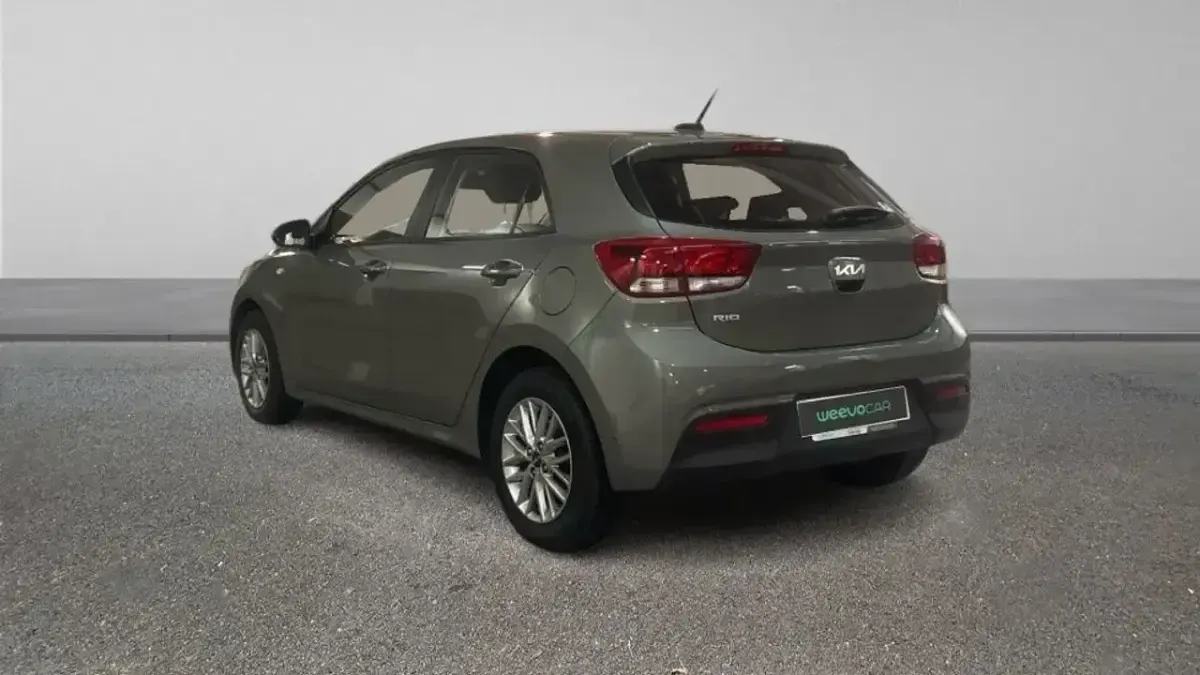 Usado Kia Rio 100 CV (73 kW) 2023 Verde Berlina