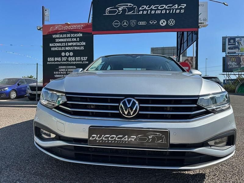 Gris / plata Usado 2021 VW Passat Business Berlina | 17.699 € (Un poco caro) - Imagen 1/4