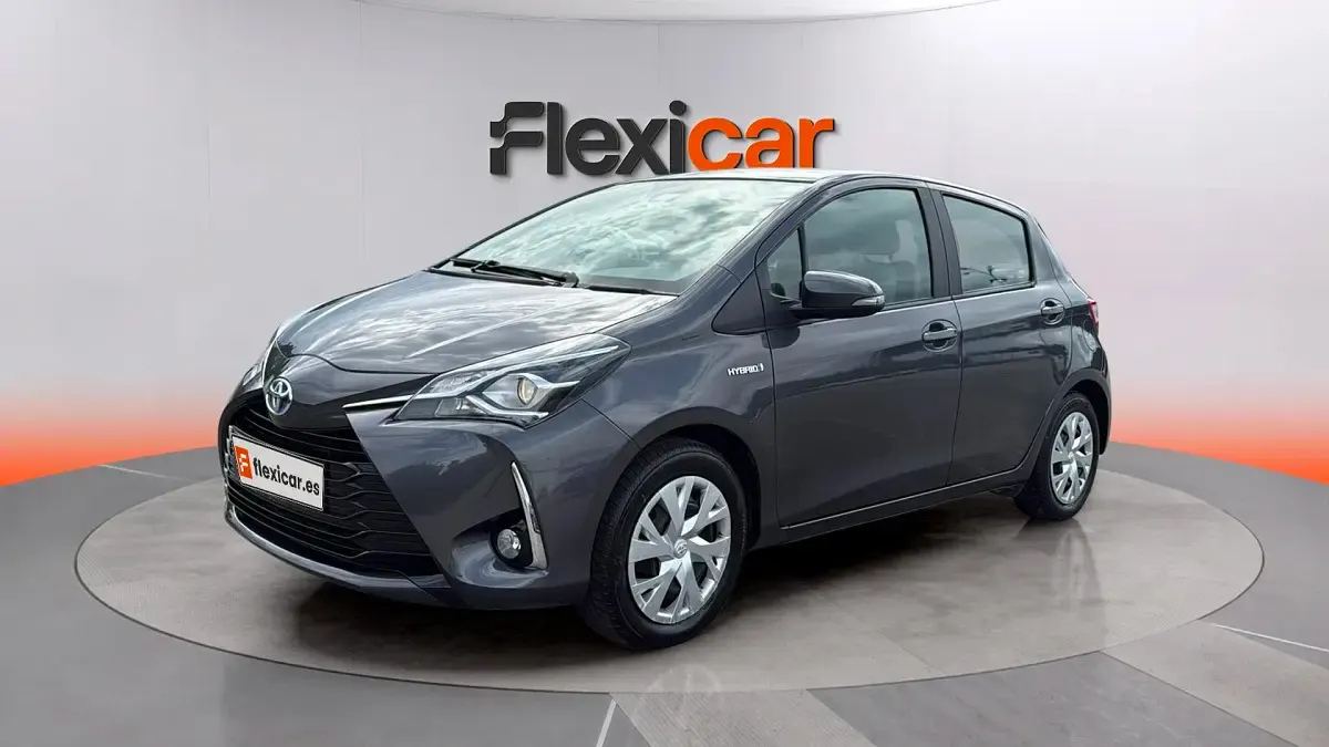Käytetty Toyota Yaris Hybrid Business Edition 116 HP (85 kW) 2020 Harmaa Sedan