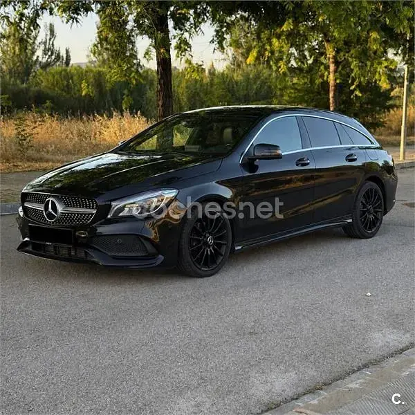 Usado Mercedes CLA200 Shooting Brake AMG line 136 CV (100 kW) 2017 Negro Familiar