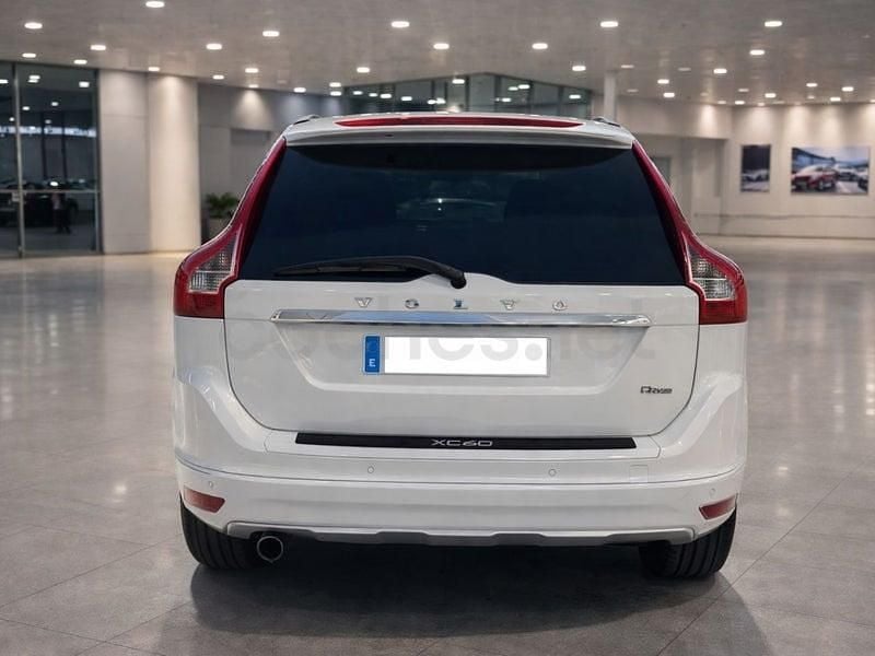 Usado Volvo XC60 R-Design Momentum 136 CV (100 kW) 2015 Blanco SUV