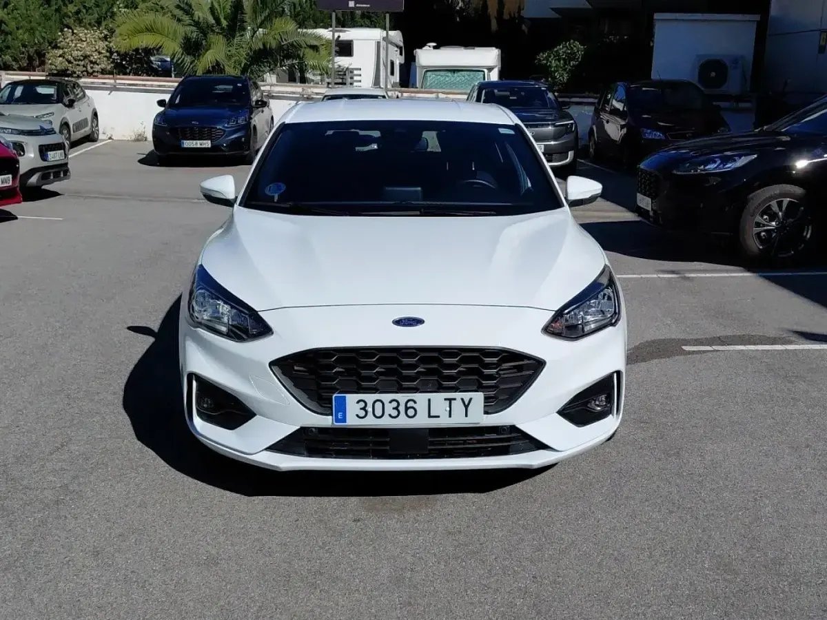 Używany Ford Focus ST-Line 125 KM (91 kW) 2021 Biały Sedan/Limuzyna