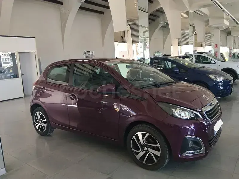 Usado Peugeot 108 Allure 72 CV (52 kW) 2018 Violeta / lila Berlina