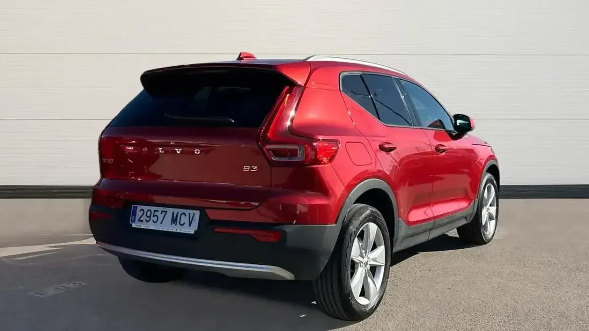 Usado Volvo XC40 Momentum 163 CV (119 kW) 2022 Rojo SUV