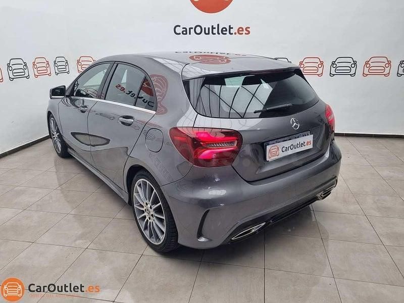 Usado Mercedes A180 122 CV (89 kW) 2018 Gris / plata Berlina