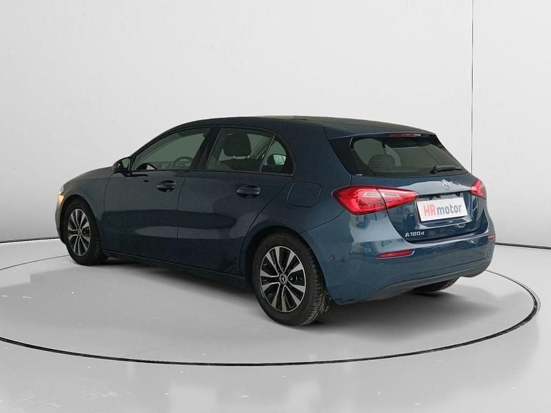 Usado Mercedes A180 116 CV (85 kW) 2022 Azul Berlina