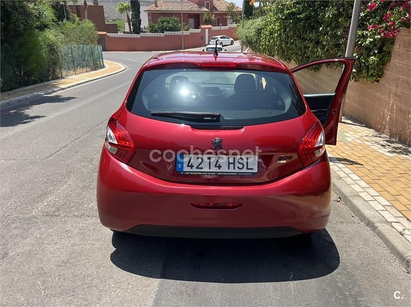 Rojo Usado 2013 Peugeot 208 Allure Utilitario | 5000 € (Buen precio) - Imagen 1/3